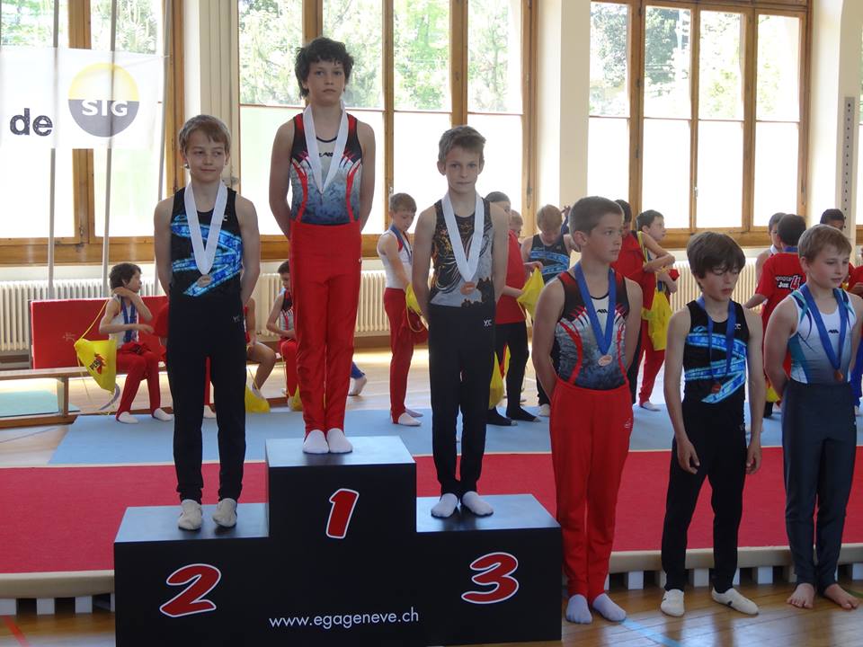 Karyl Burkhard (Gym Serrières) 1er en P2 à l'EGAG Cup 2014. Sur la 3e marche, Stan Girardin de Gym Peseux. (Photo : M. Girardin)