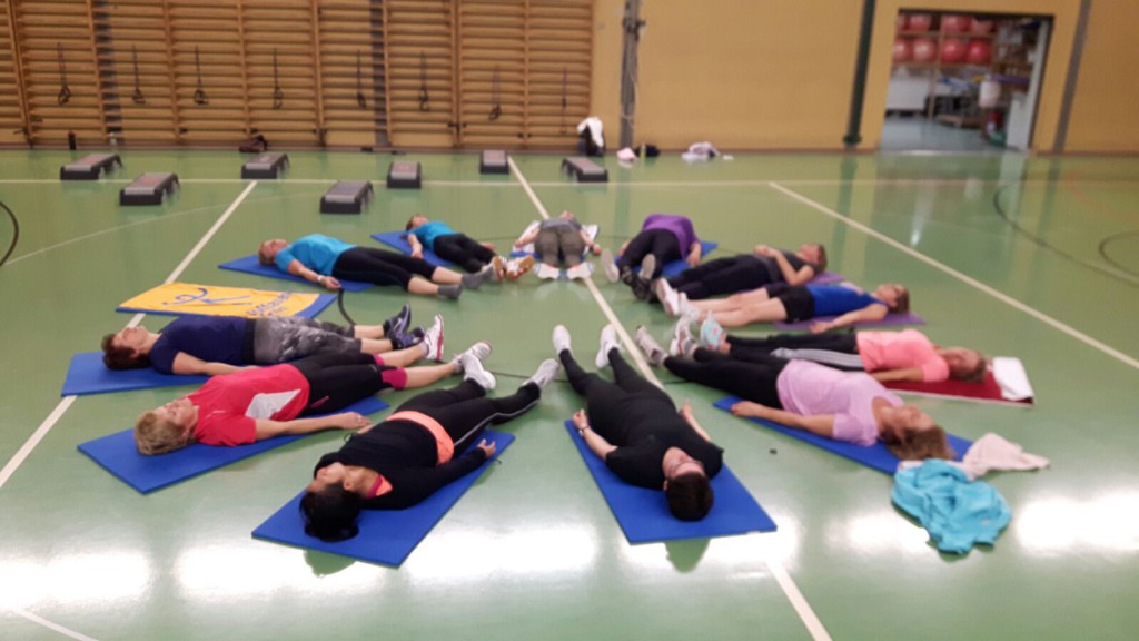 Les dames du groupe fitness en plein relaxation.